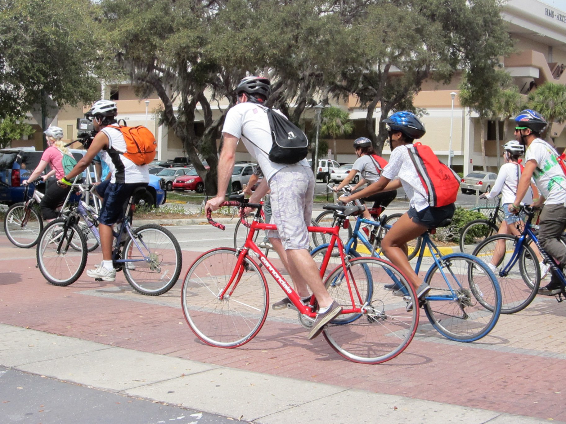 Andar de bicicleta: sozinho ou em grupo?
